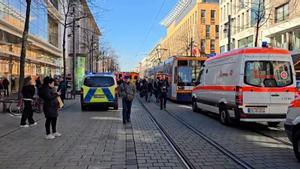 Efectivos de Policía y emergencias en el centro de la ciudad de Manheim, donde las fuerzas de seguridad llevan a cabo un amplio dispositivo ante un posible atropello
