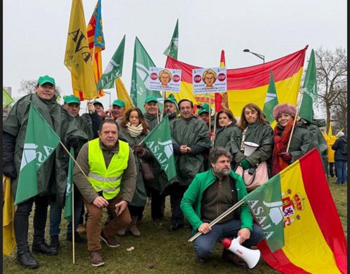 Dirigentes de Asaja y de AVA, en Estrasburgo, cerca de la Eurocámara.