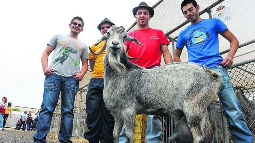 Benito López, Juan Manuel del Pino, Víctor Vega y Daniel López, ayer, con ´Rusia´, posando para la foto.