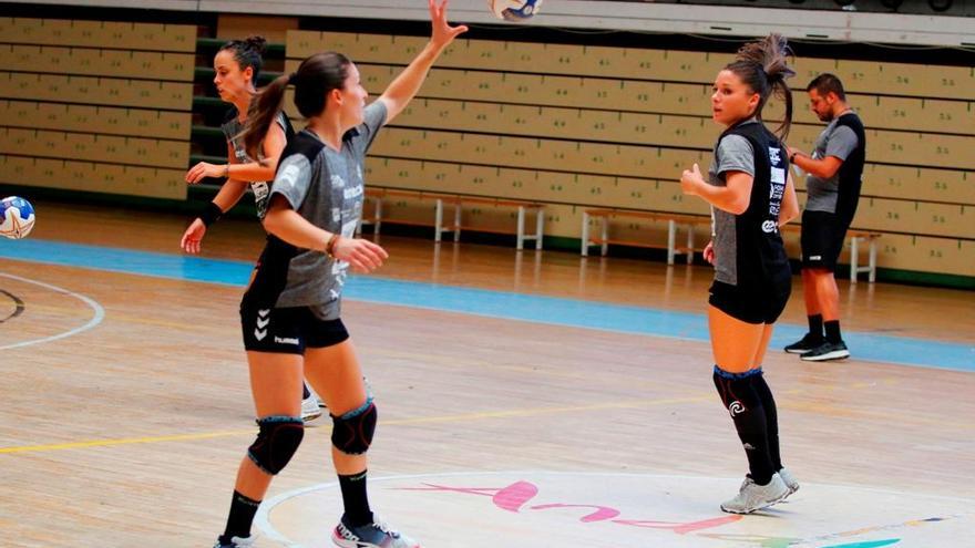 Las hermanas Espe y Sole López durante uno de los entrenamientos de pretemporada del equipo.