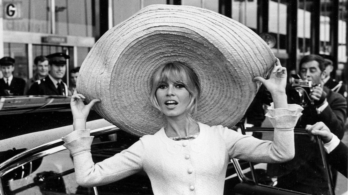 ARCHIVO - La actriz francesa Brigitte Bardot posa con un enorme sombrero que trajo de México, a su llegada al aeropuerto de Orly en París, Francia, el 27 de mayo de 1965.
