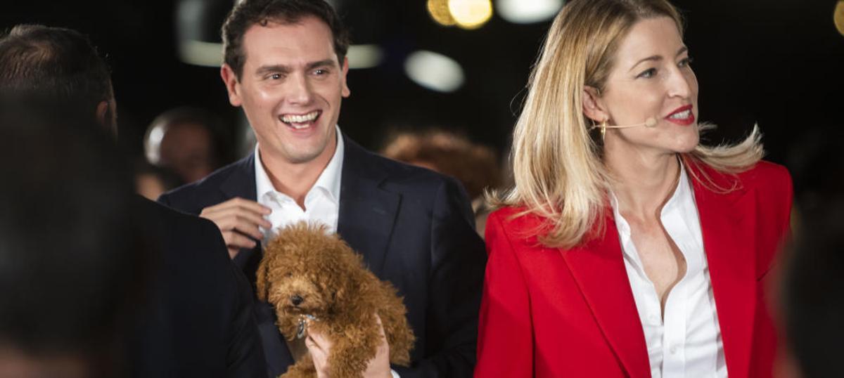 Rivera con el perro de un diputado de Cs de Las Corts