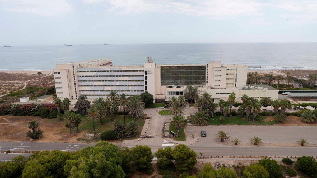 El hotel de cuatro estrellas Sidi, cerrado desde hace más de una década, en la playa del Saler