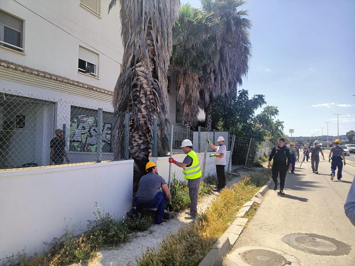 Otra imagen de los trabajadores colocando las vallas