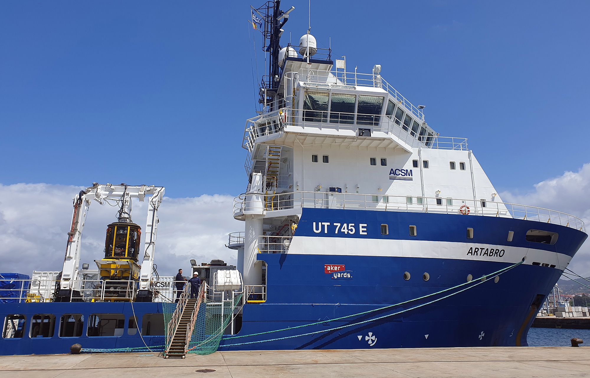 Tripulación en la cubierta del “Ártabro” con los robots “Triton”, con los que buscarán los restos del barco