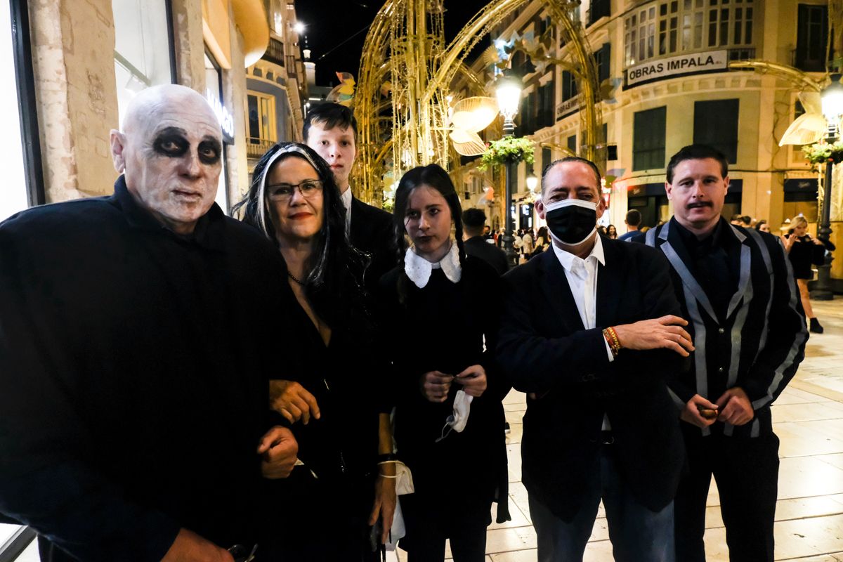 Las calles del centro de Málaga se llenan de máscaras y disfraces por Halloween