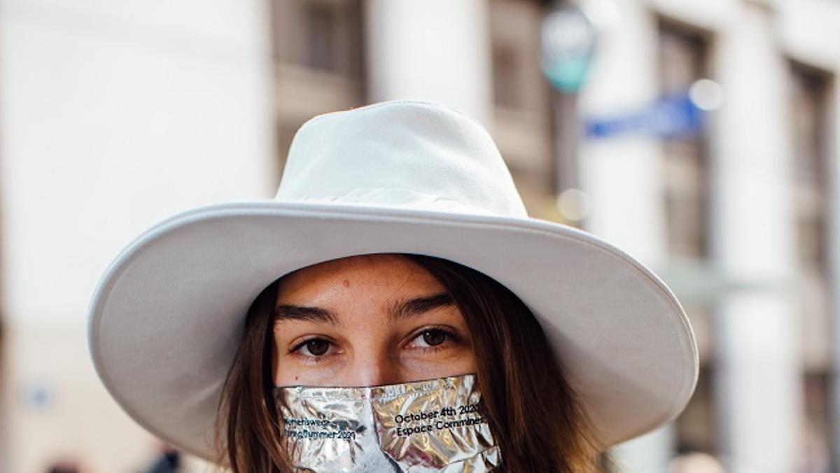 Mascarilla de tela metalizada, vista en el 'street style' de la Semana de la Moda de París