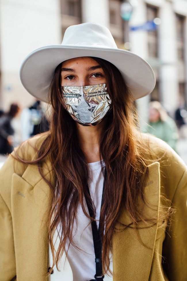 Mascarilla de tela metalizada, vista en el 'street style' de la Semana de la Moda de París