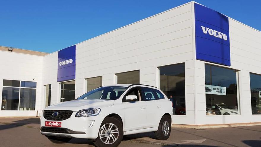 El Volvo XC60 D3 Premium Edition luce así de bien delante de las instalaciones de Sedauto en el cabezo Cortao de Espinardo, Murcia, donde nos dejaron amablemente esta unidad para nuestras pruebas