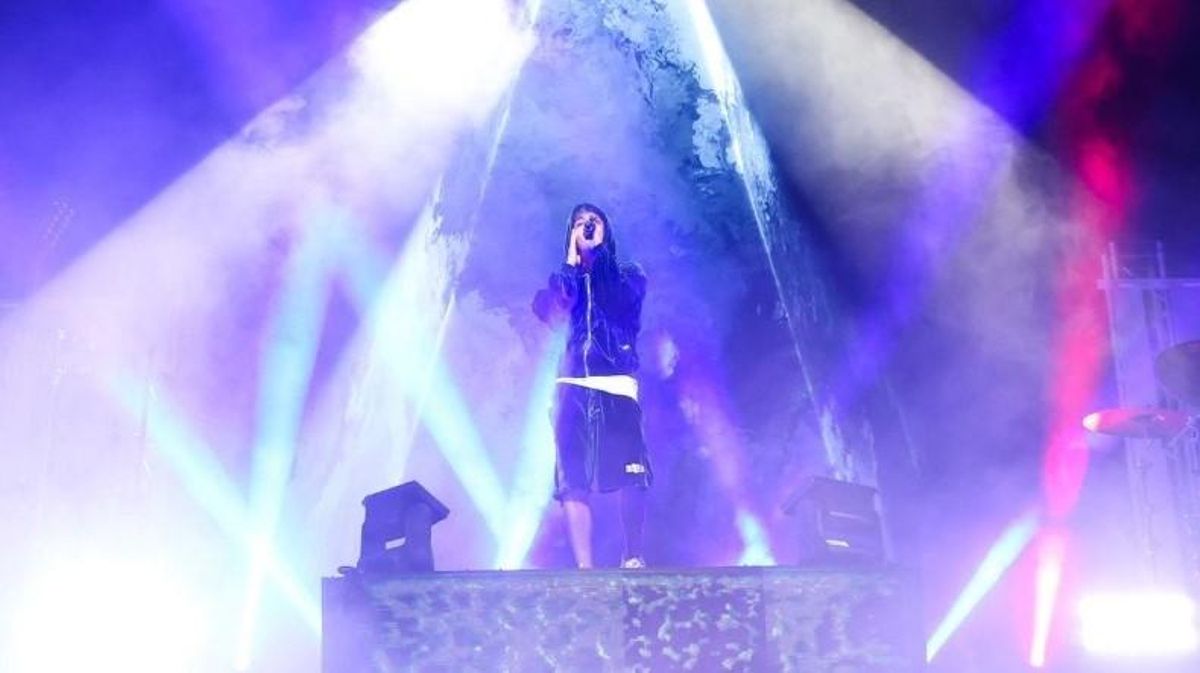 Trueno behielt trotz sommerlicher Temperaturen den Großteil seiner Show die Kapuze auf dem Kopf