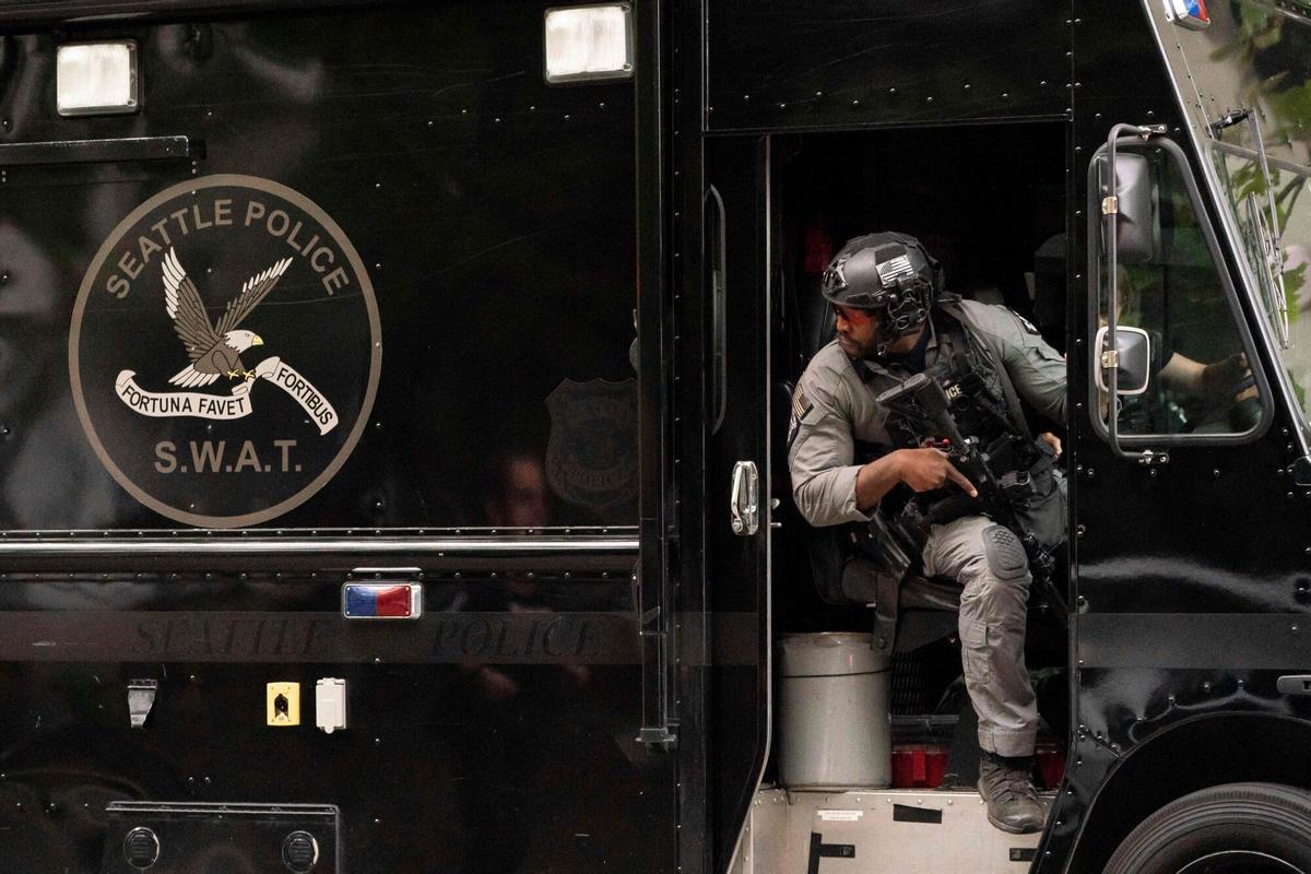 n miembro del equipo SWAT de la Policía de Seattle observa desde su vehículo tras el tiroteo masivo ocurrido durante el festival Bite of Seattle n miembro del equipo SWAT de la Policía de Seattle observa desde su vehículo tras el tiroteo masivo ocurrido durante el festival Bite of Seattle