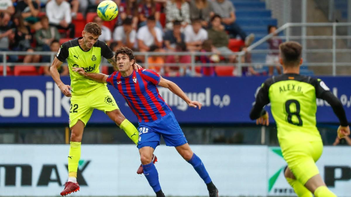 Santi Bueno despeja el balón ante Gustavo Blanco en Ipurúa.