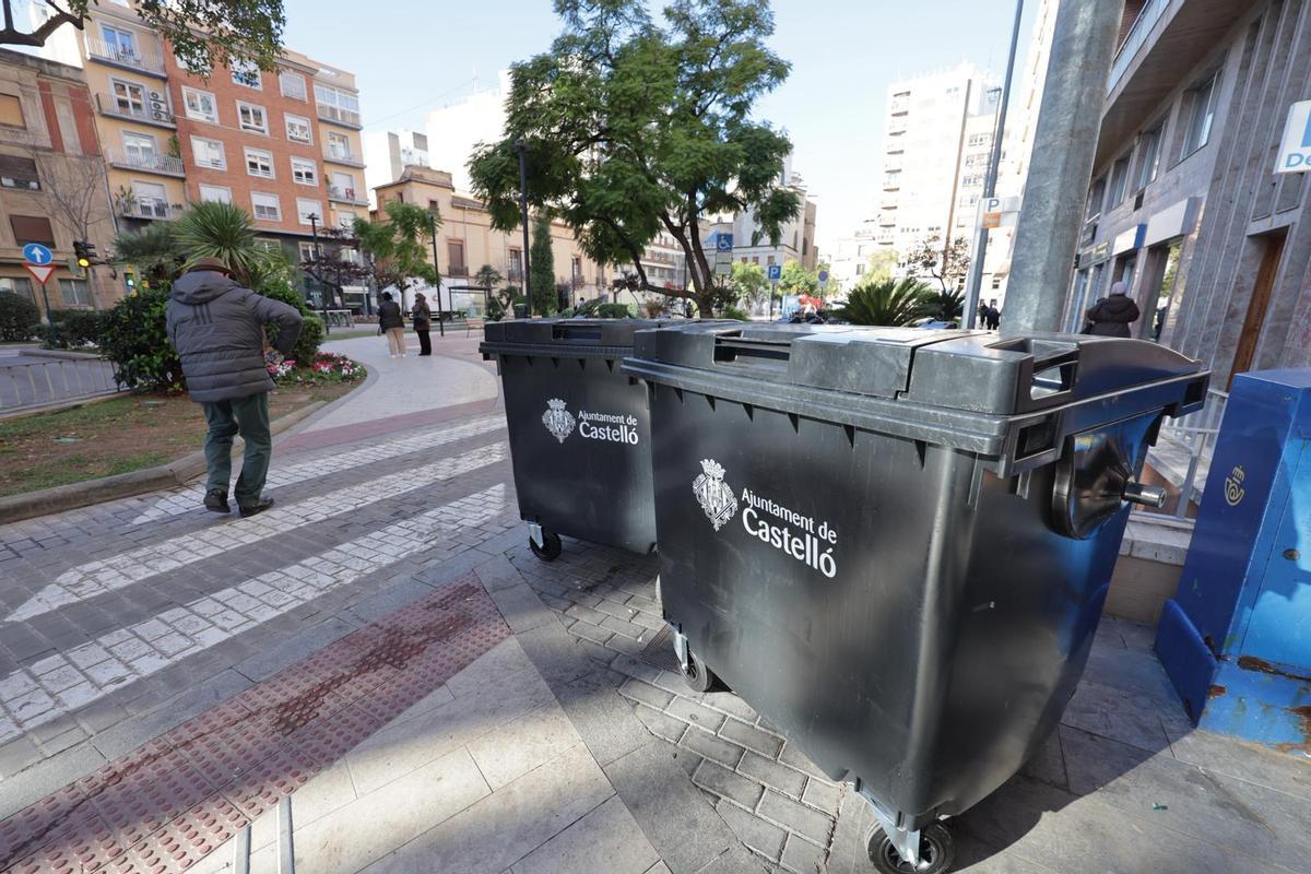 Recipientes negros en el centro de Castelló.