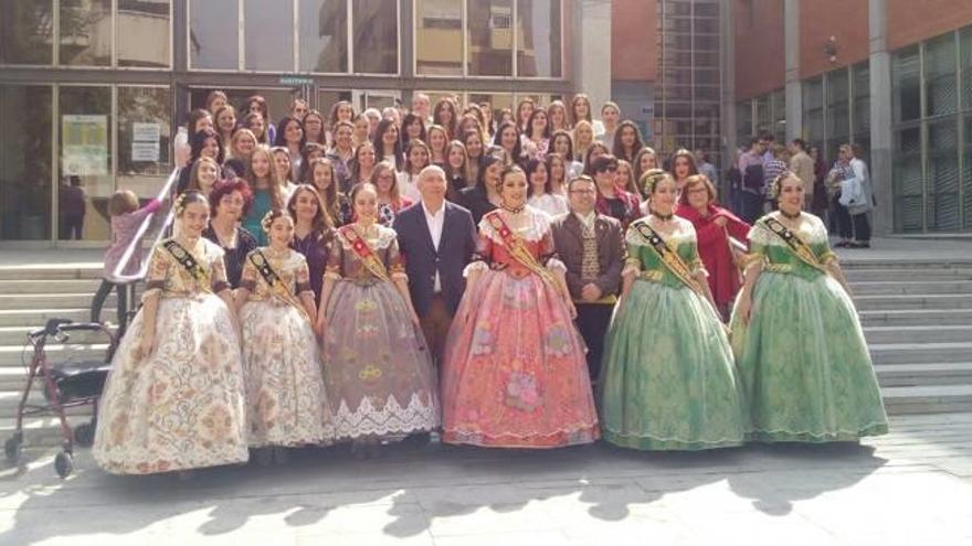 Imagen de familia de los asistentes al 70 Aniversario de las Hogueras de San Vicente y un momento de la comida.