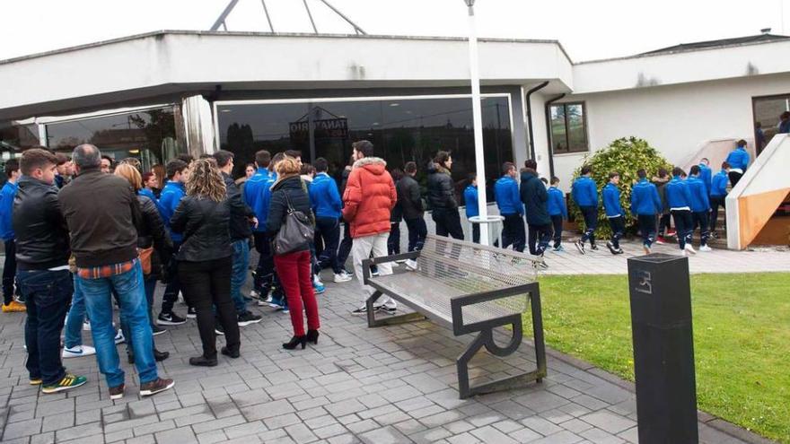 Familiares y compañeros de Christian Mera en La Corredoria, entrando al tanatorio de Los Arenales.