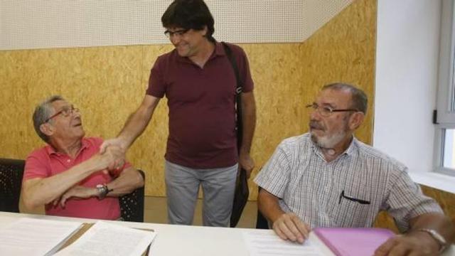Pavón (de pie) saluda a Hernández Mata, durante una reunión vecinal en la etapa del tripartito.