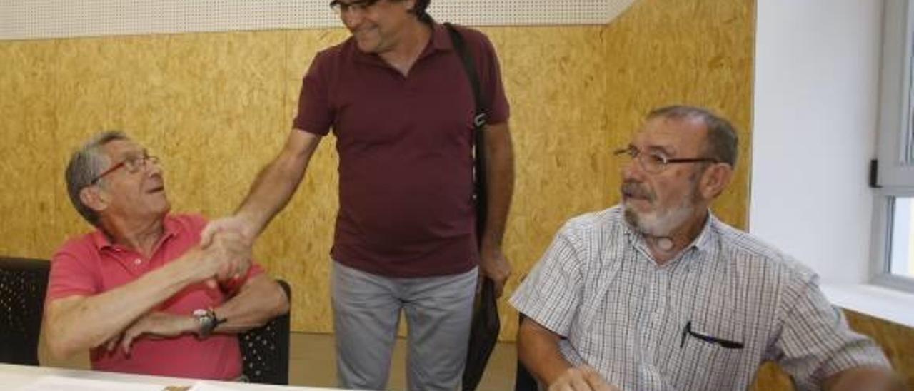 Pavón (de pie) saluda a Hernández Mata, durante una reunión vecinal en la etapa del tripartito.