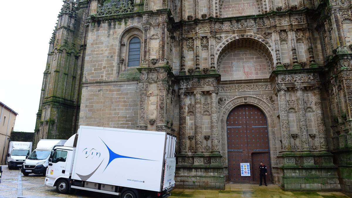 Furgonetas ante la catedral de Plasencia para recoger piezas de Las Edades del Hombre.