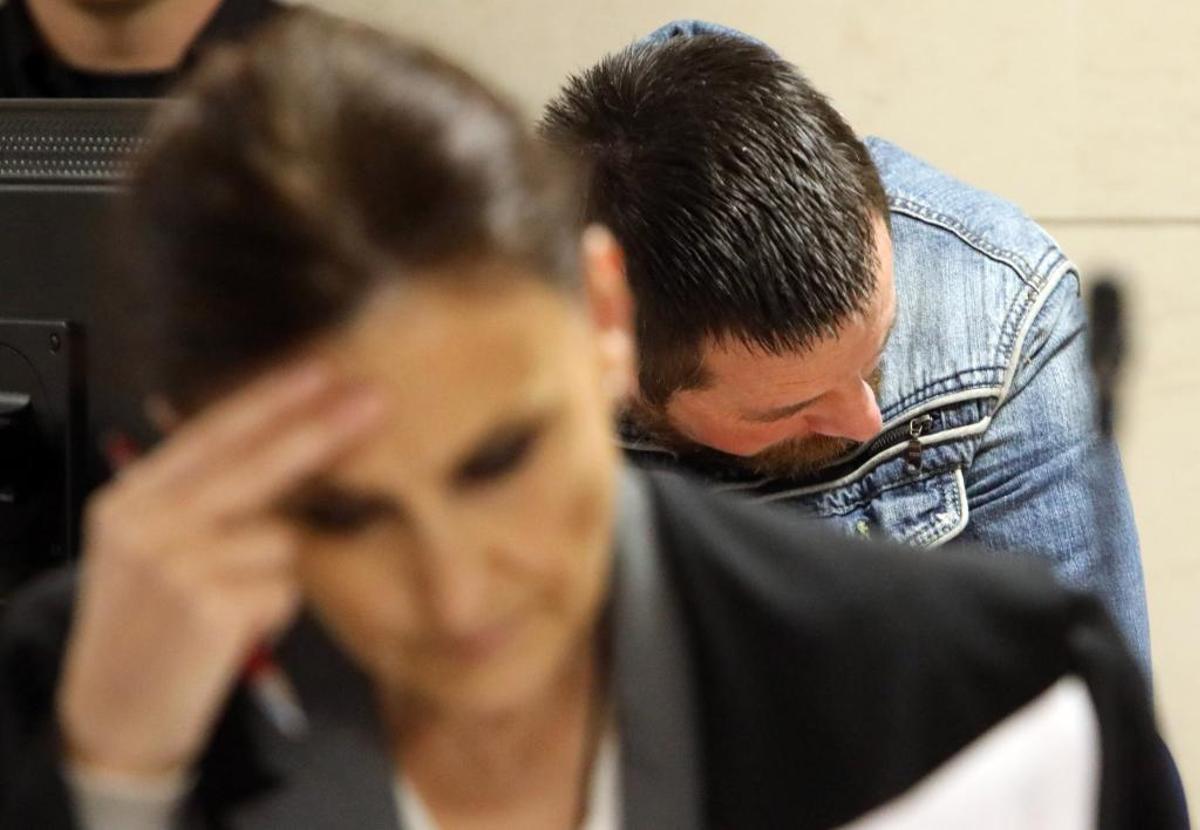 'El Chicle', tras su abogada, gira la cabeza durante el juicio para no ver en el monitor las imágenes de la recuperación del cadáver.