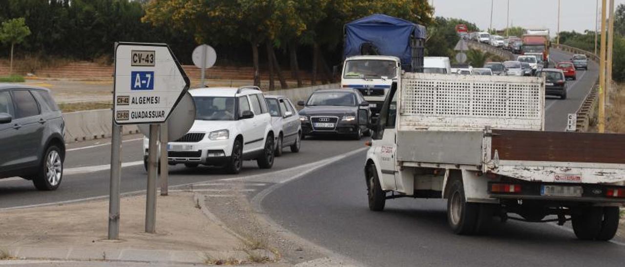 Acceso a la Ronda Norte y cola de entrada desde la rotonda que se quiere descongestionar. | V. M. P.