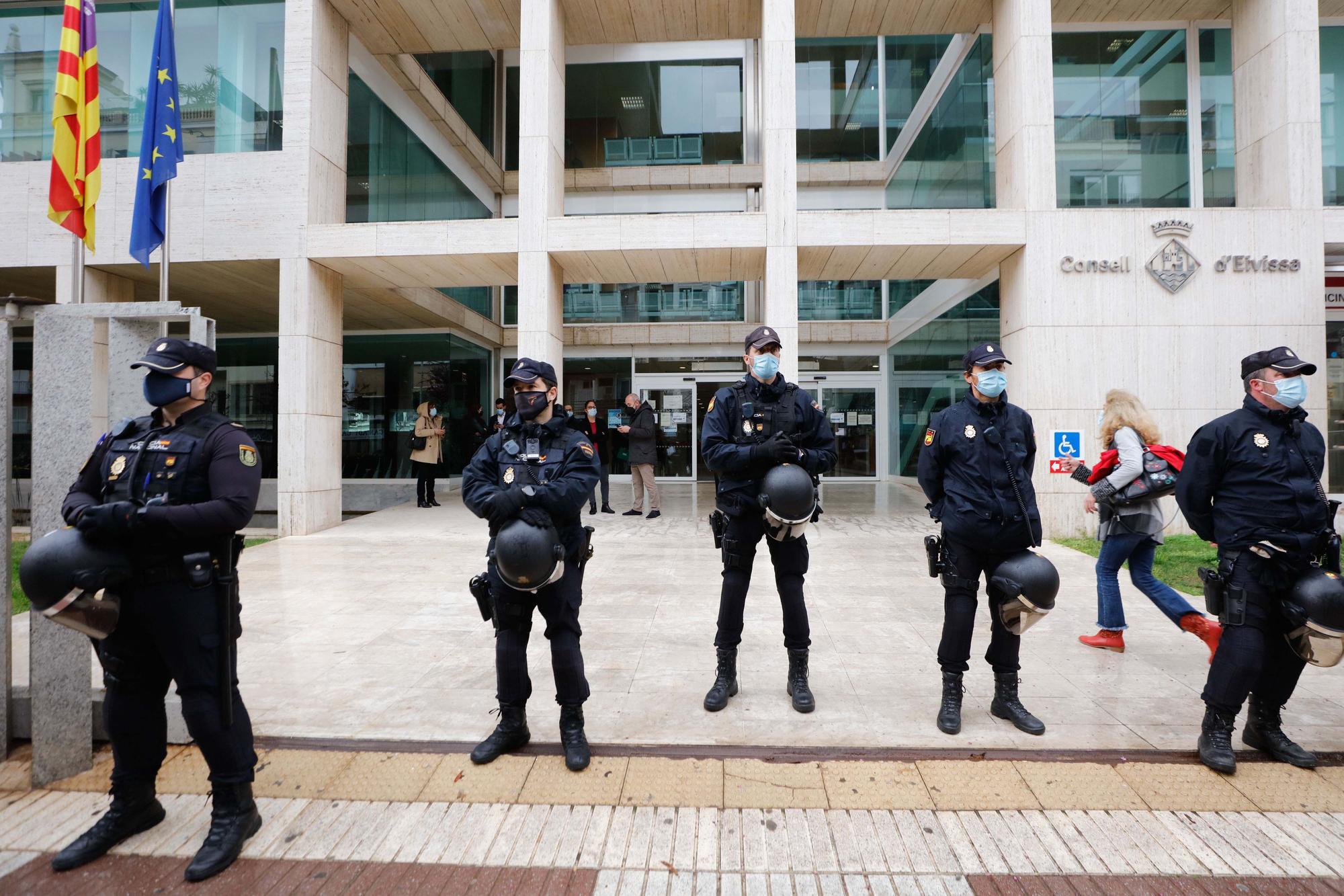 La manifestación motorizada de las patronales de Ibiza congrega a 120 vehículos