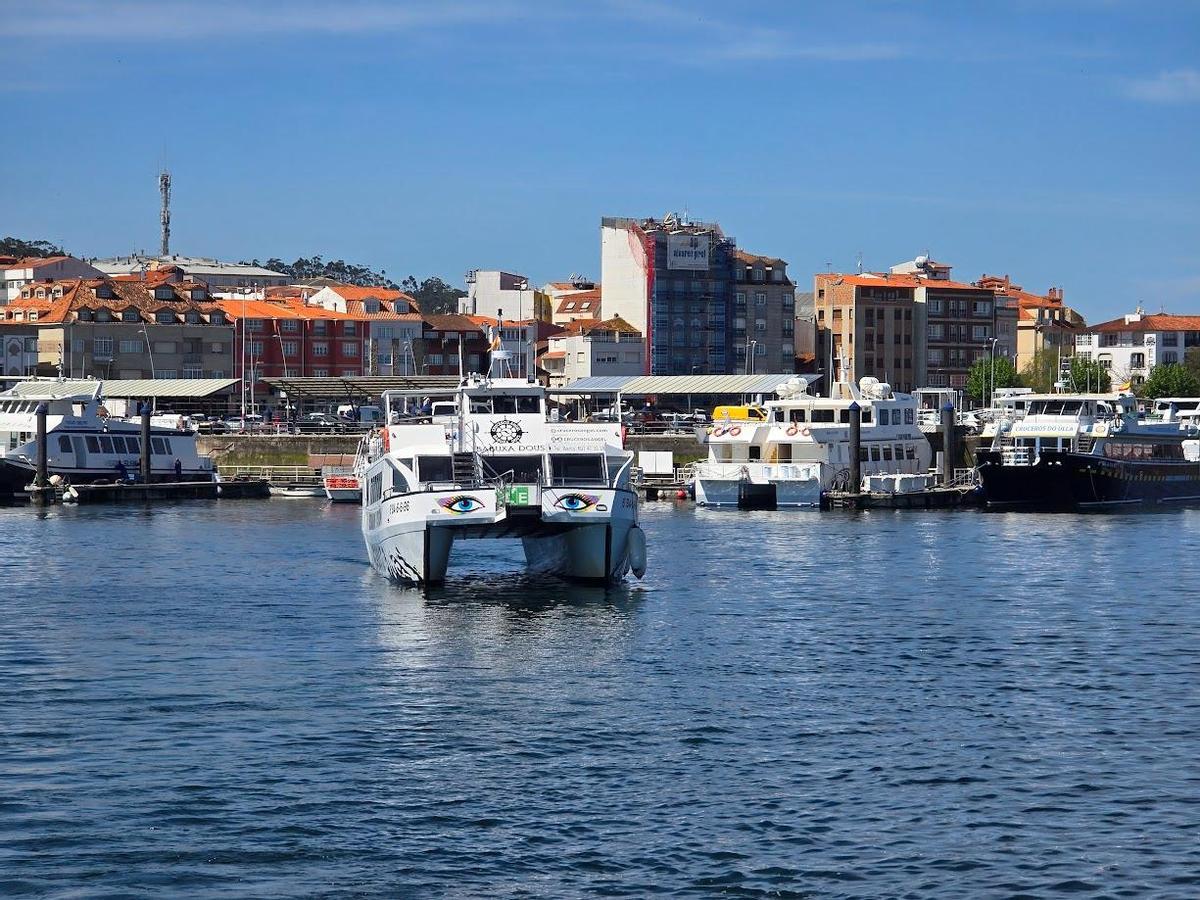 Barcos de pasaje zarpando en O Corgo.