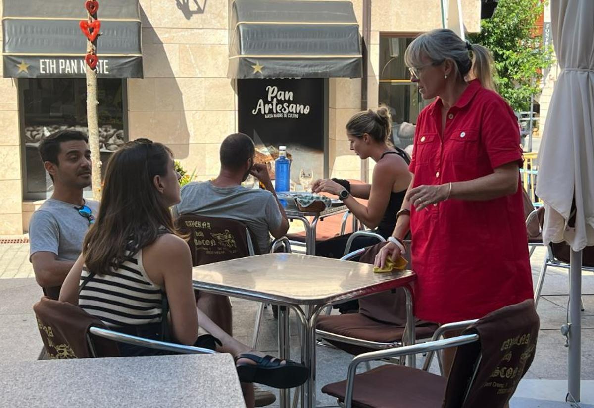 Una cambrera atenent clients en una terrassa a Vielha