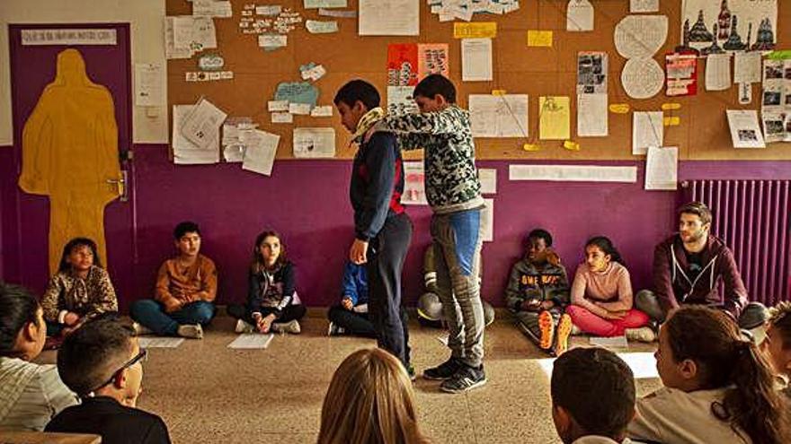 Infants del Sant Ignasi van recordar les explicacions d'un fisioterapeuta d'Althaia sobre la postura corporal