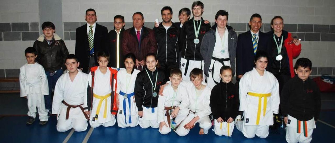 Los integrantes del Club Tode -organizador del campeonato-, con el presidente de la Federación Asturiana de Kárate, Benjamín Rodríguez Cabañas.