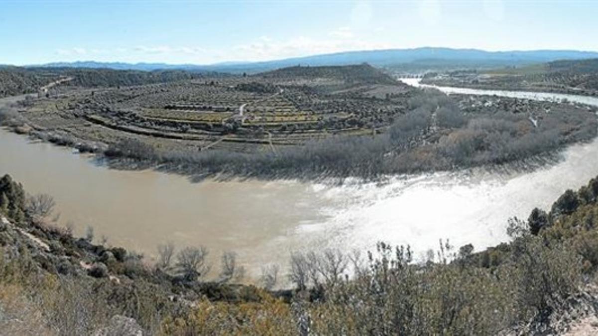 Meandro de Flix, en el tramo final del Ebro, durante la crecida del pasado marzo.