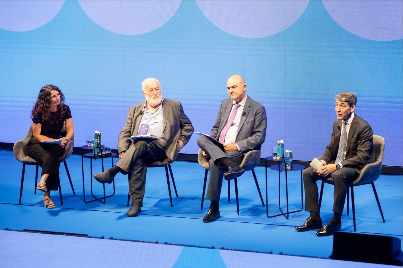 Cristina Martín con Carlos Giménez, Vicent Marí y Domingo Mirón, este martes en el Foro Económico y Social del Mediterráneo.
