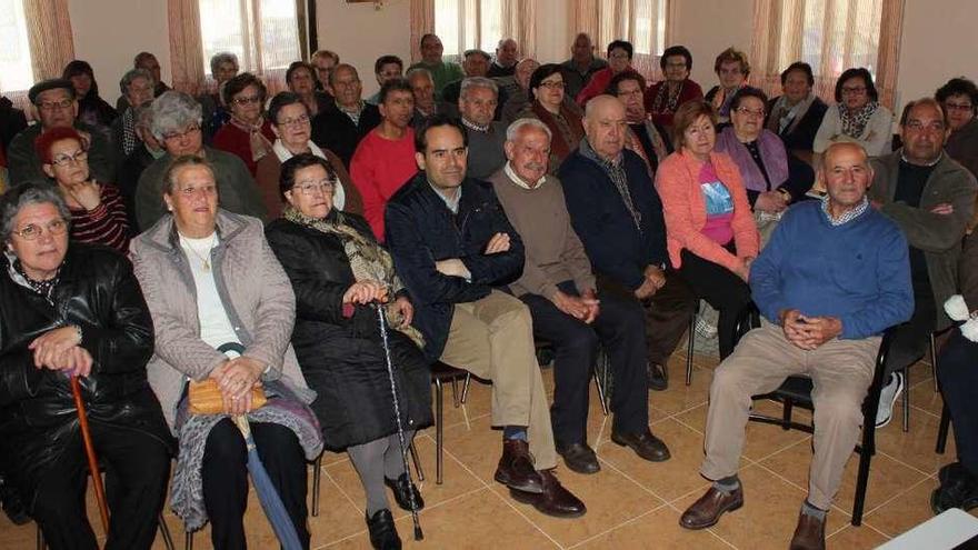 Saucanos reunidos en el Club de Jubilados durante una conferencia pronunciada en el 2017.
