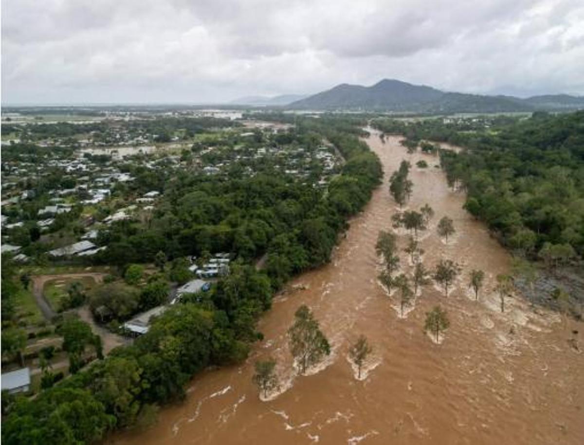 Vista aèria de les inundacions esdevingudes a Lake Placid a Cairns, Queensland, Austràlia, el 2023.