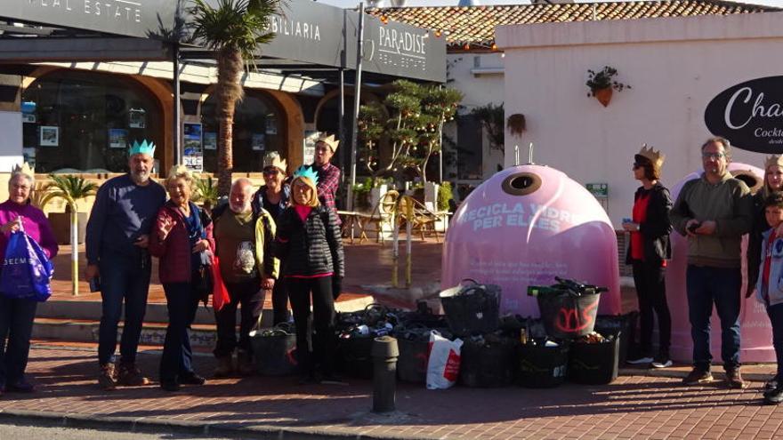 Los voluntarios del grupo «Xàbia, te quiero. Limpia» en los contenedores rosas de la playa del Arenal.