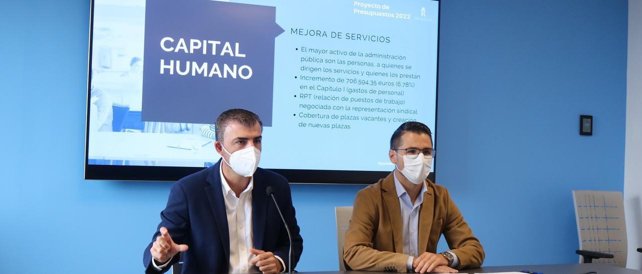 Manuel Domínguez y Darío Pérez en la presentación del presupuesto municipal de 2022 este lunes 22 de noviembre de 2021