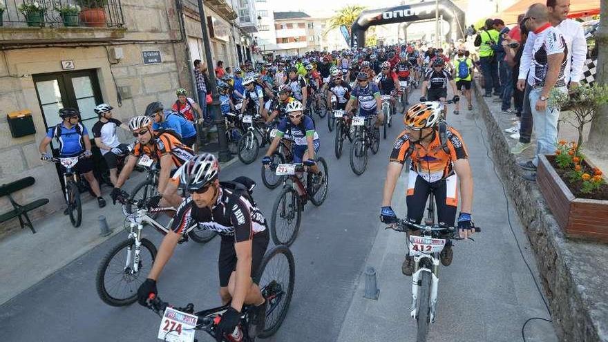 Los ciclistas a la salida de la prueba que se celebró ayer en Ponte Caldelas. // Gustavo Santos