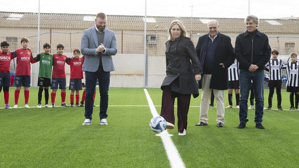 La presidenta de la Diputación, Marta Barrachina, haciendo el saque de honor.