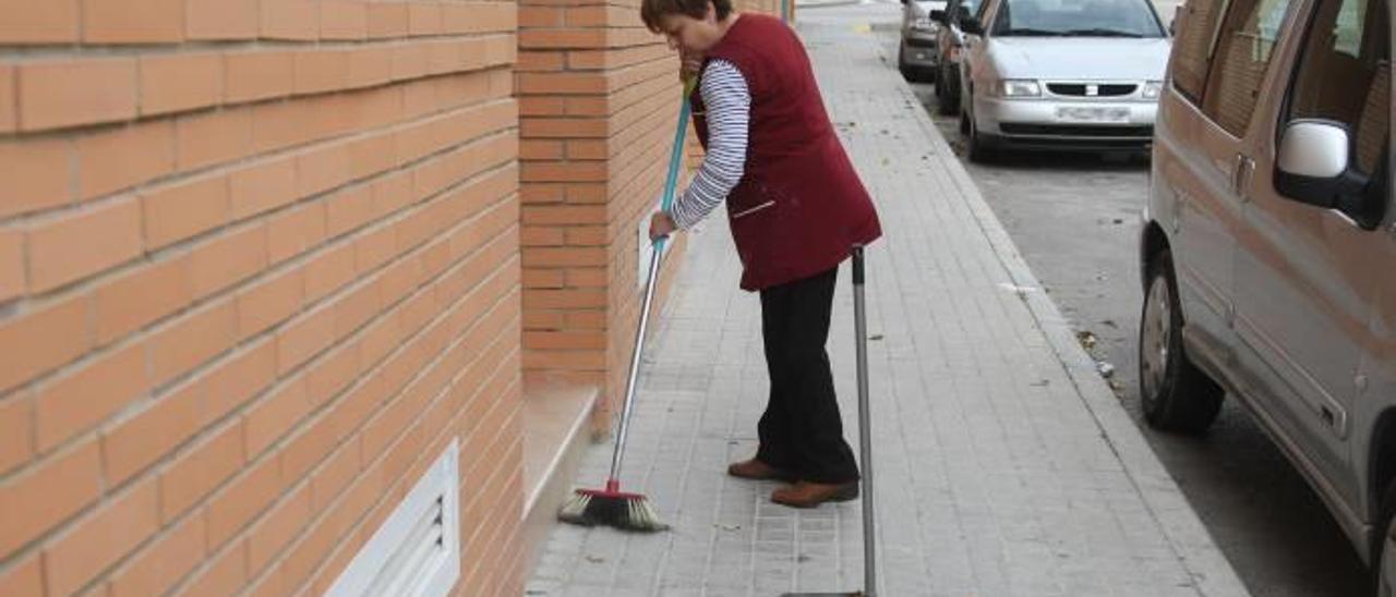 El hábito de barrer la calle decae y fuerza a los alcaldes a contratar más limpieza