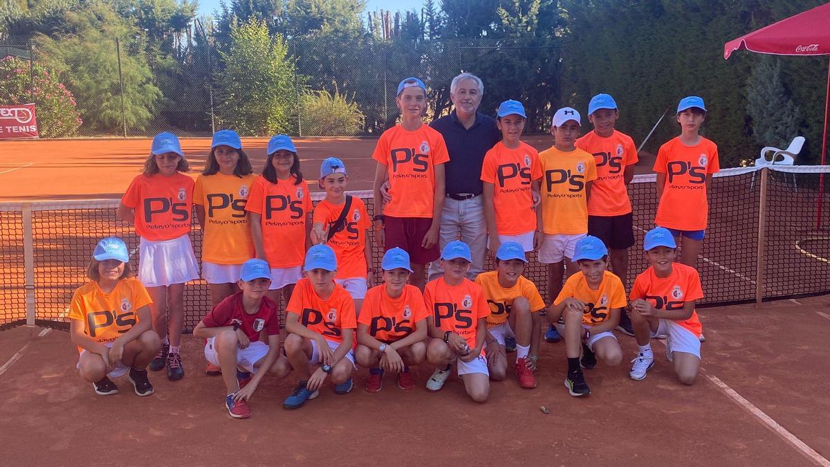 Los voluntarios, con el director del torneo, José Dávila.