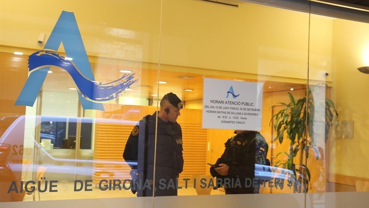 La Guardia Civil registra las instalaciones de la empresa Aigües de Girona, este martes.