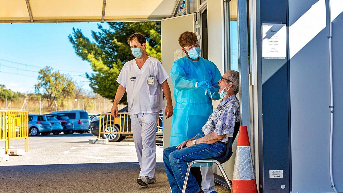 Un enfermero en el hospital Marina Baixa toma muestras a un paciente para una prueba de coronavirus.