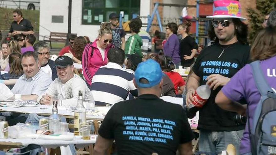 Los vecinos de Raíces Nuevo disfrutan de su particular Comida en la calle