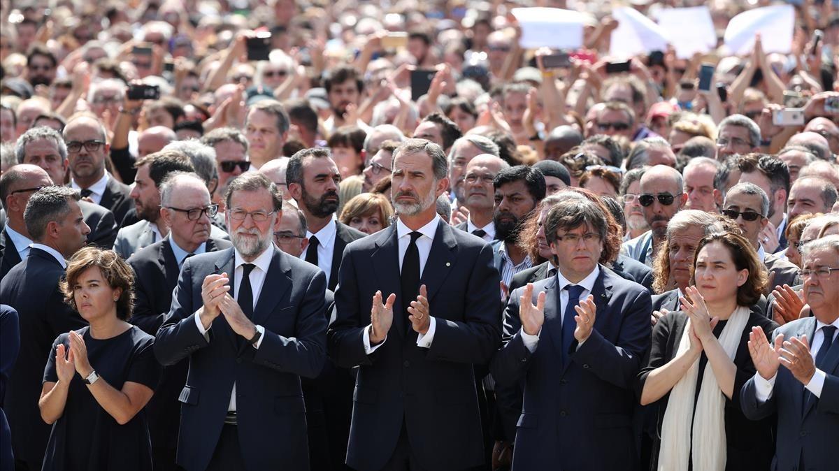 Las autoridades durante el minuto de silencio por las víctimas, en la plaza de Catalunya.