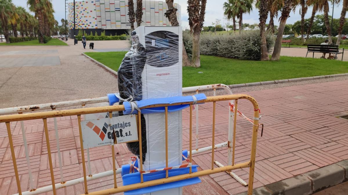 Uno de los puntos de recarga de coches eléctricos, frente al Palau de la Festa de Castelló