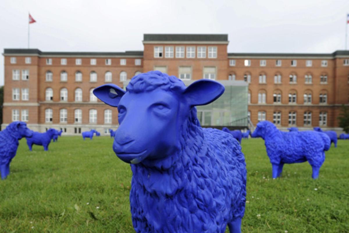 Unes ovelles blaves de resina de polièster envaeixen la gespa davant del parlament de l’estat federat de Schleswig Holstein (nord d’Alemanya) .