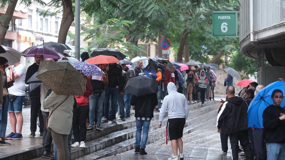 La venta de entradas para el derbi canario empieza mal: colas y 'web' caída