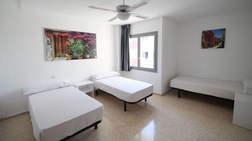 Una de las habitaciones del Centre d’Acollida Natzaret de Cáritas. | TONI ESCOBAR