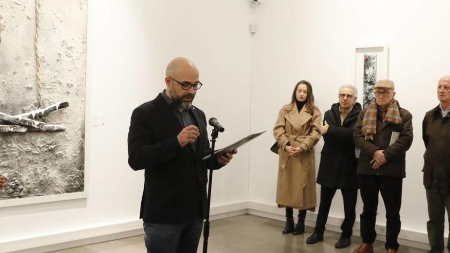 García Cuetos y Marcos Tamargo, ayer, en la inauguración de la muestra.  | FERNANDO RODRÍGUEZ