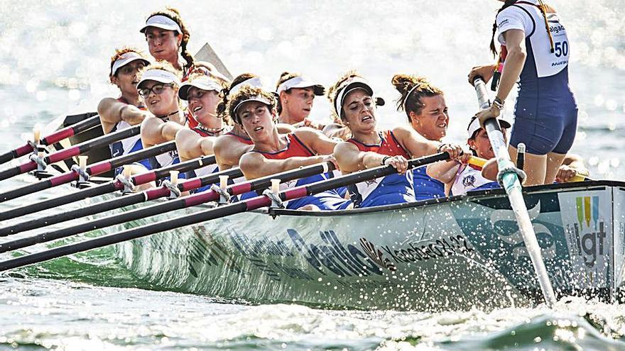 La trainera femenina de Salgado-Perillo. |  // LIGA LGT