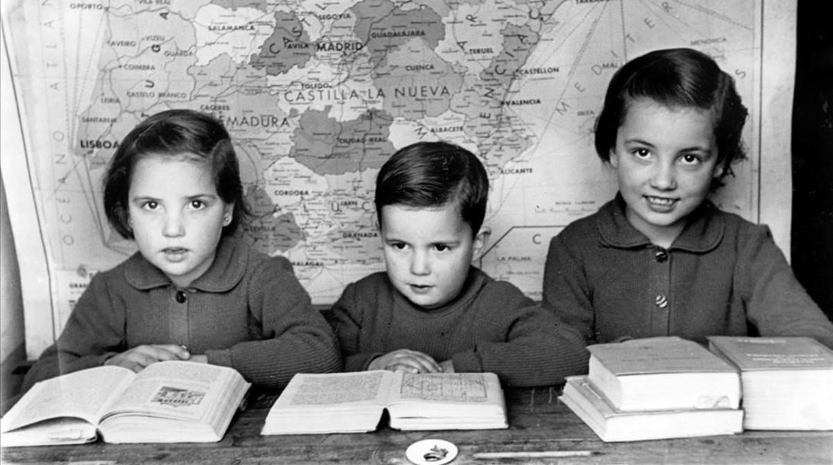 Niños estudiando, en 1955.